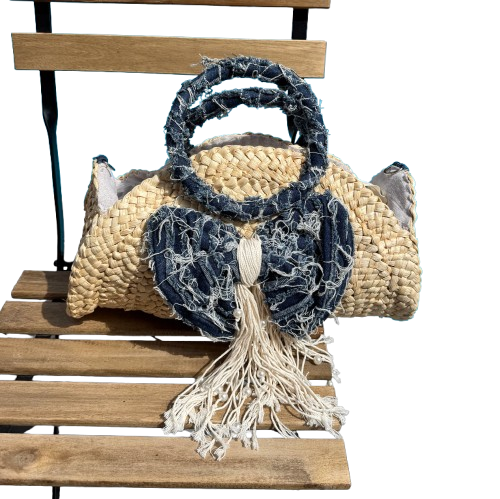 Bolso de rafia natural con detalle denim y asa bandolera extraíble