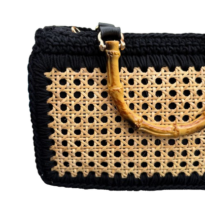 Bolso de rafia natural y crochet negro con asa efecto bambú
