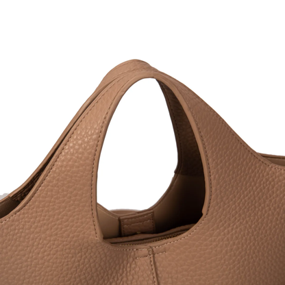 Bolso de mano con cadena dorada y diseño estructurado con asa bandolera.