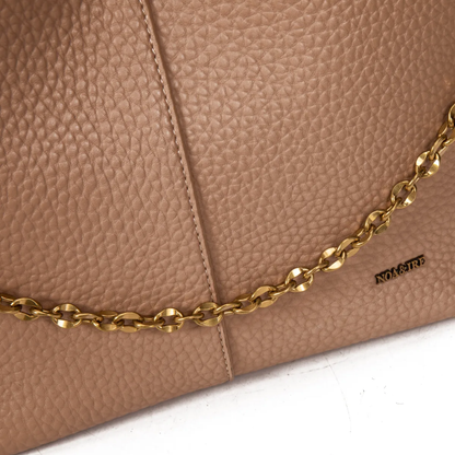 Bolso de mano con cadena dorada y diseño estructurado con asa bandolera.