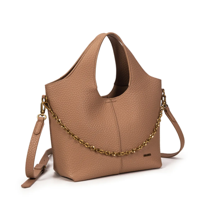 Bolso de mano con cadena dorada y diseño estructurado con asa bandolera.