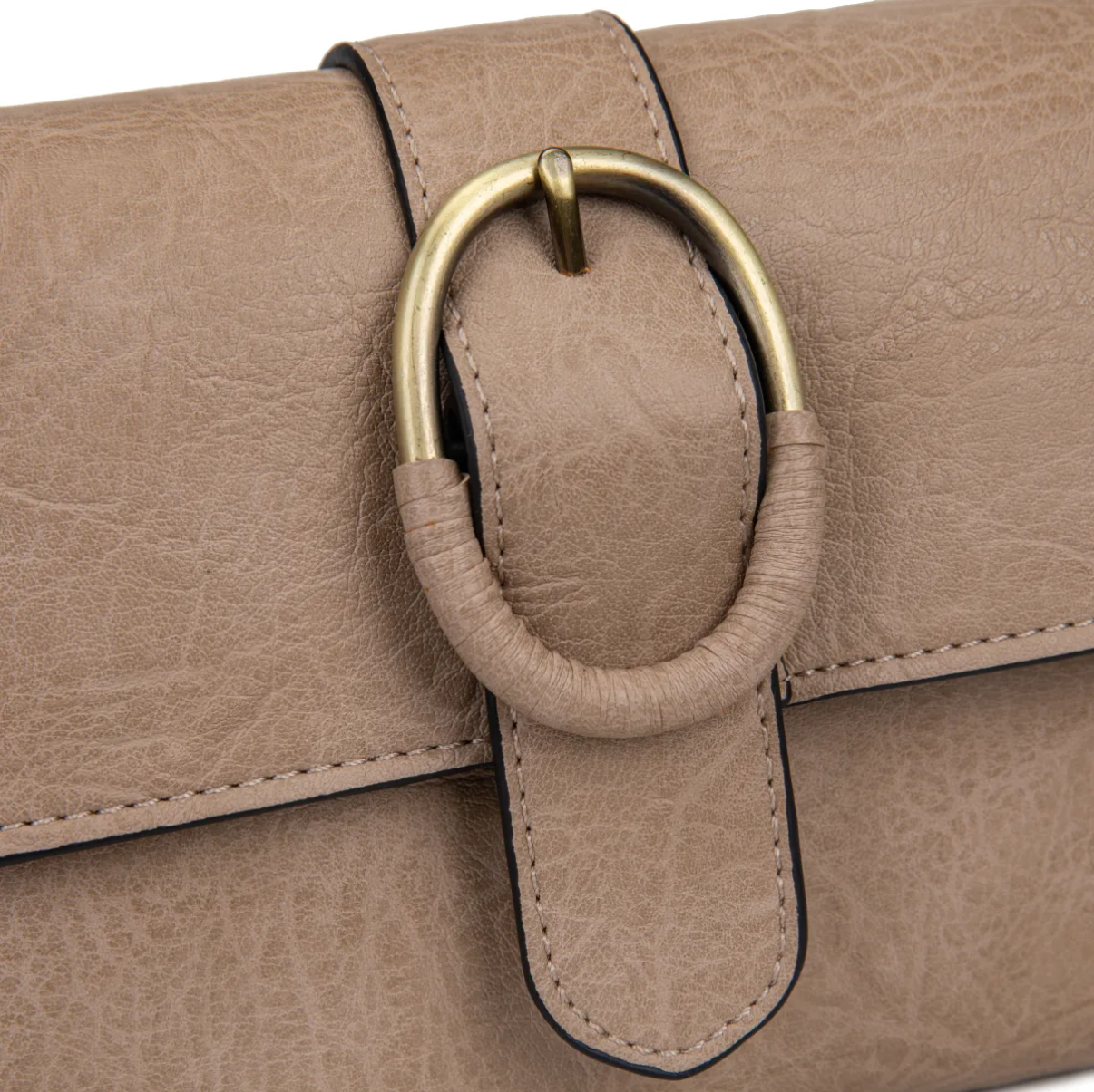 Bolso Bandolera con solapa y hebilla dorada decorativa.