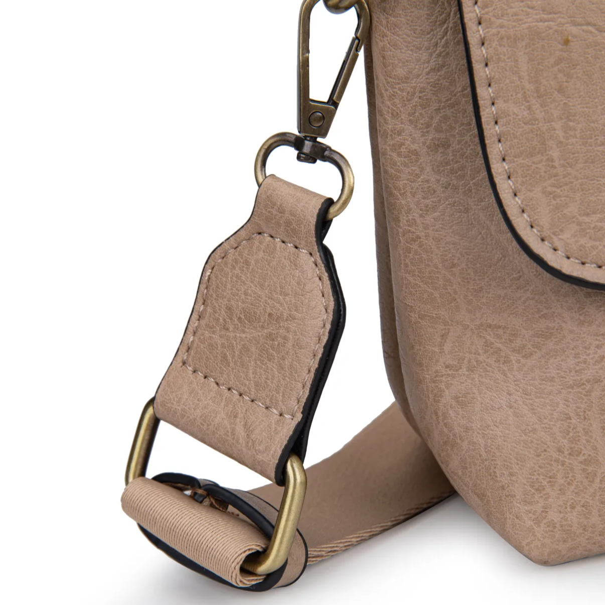 Bolso Bandolera con solapa y hebilla dorada decorativa.