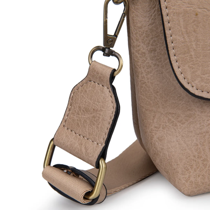 Bolso Bandolera con solapa y hebilla dorada decorativa.