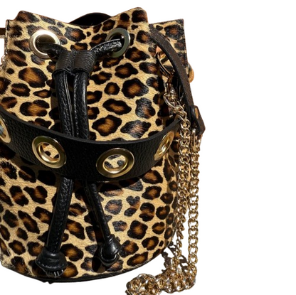 Bolso Bombonera de Piel con Ojales doradas en Marrón Chocolate o leopardo