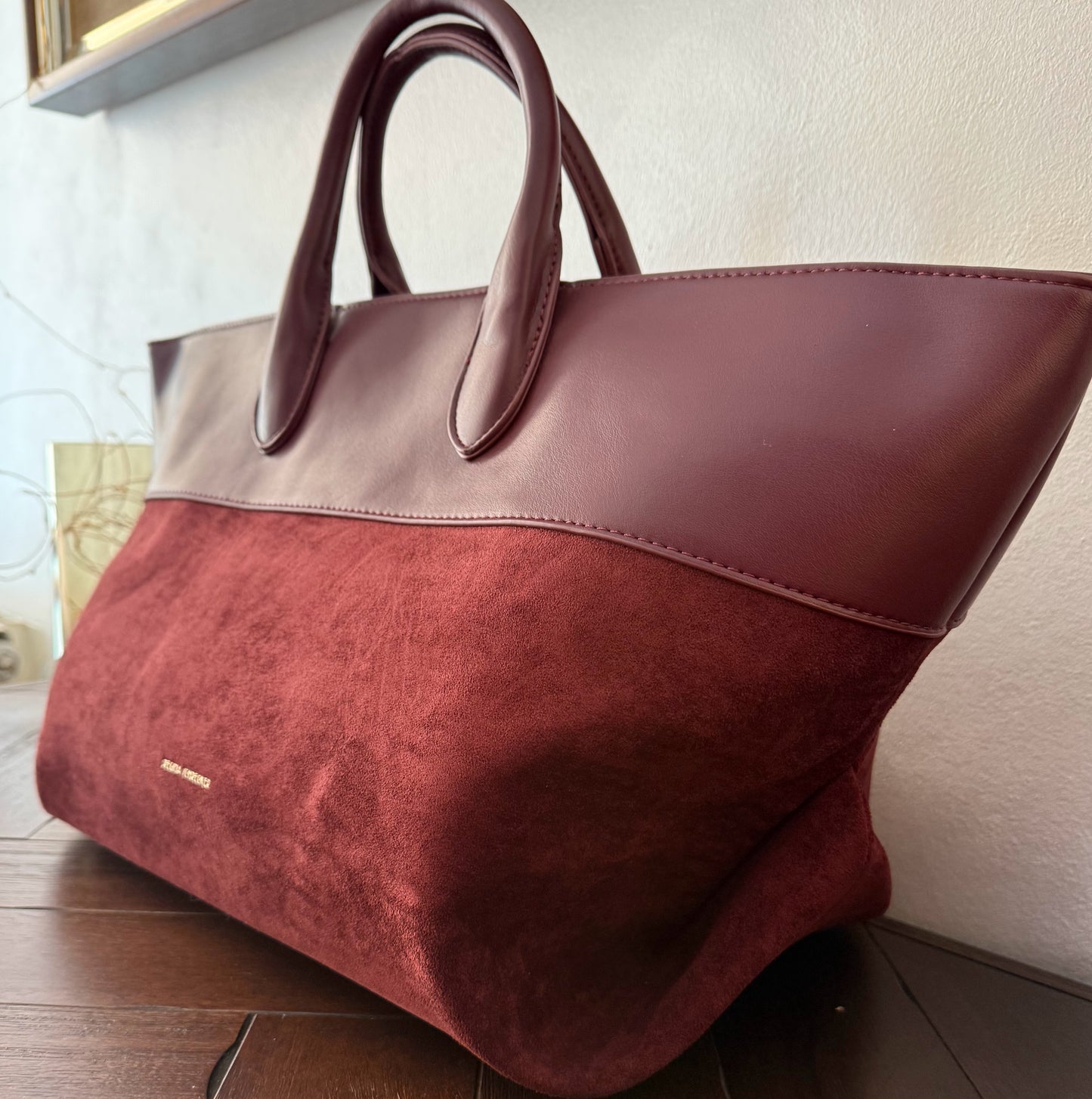 Bolso Shopper en Ecopiel y Antelina con asa de mano y asa bandolera.