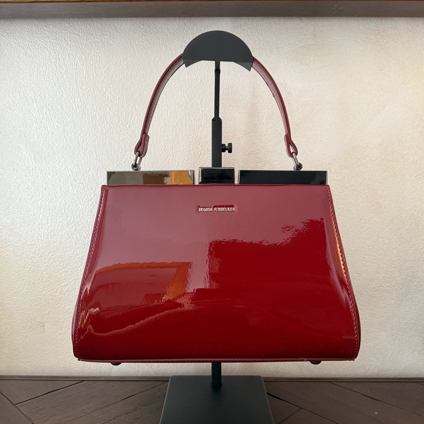 Bolso de Mano de Charol con Cierre Metálico