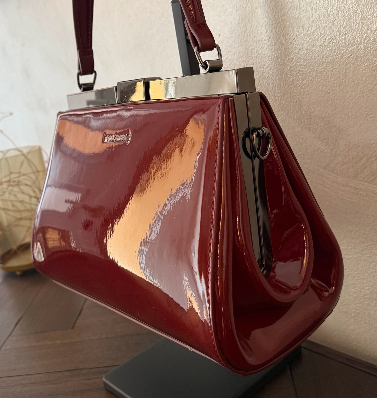 Bolso de Mano de Charol con Cierre Metálico