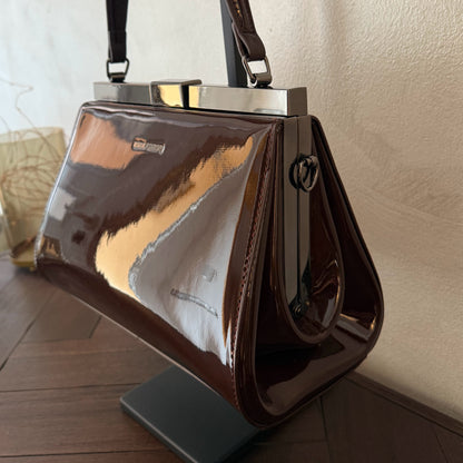 Bolso de Mano de Charol con Cierre Metálico