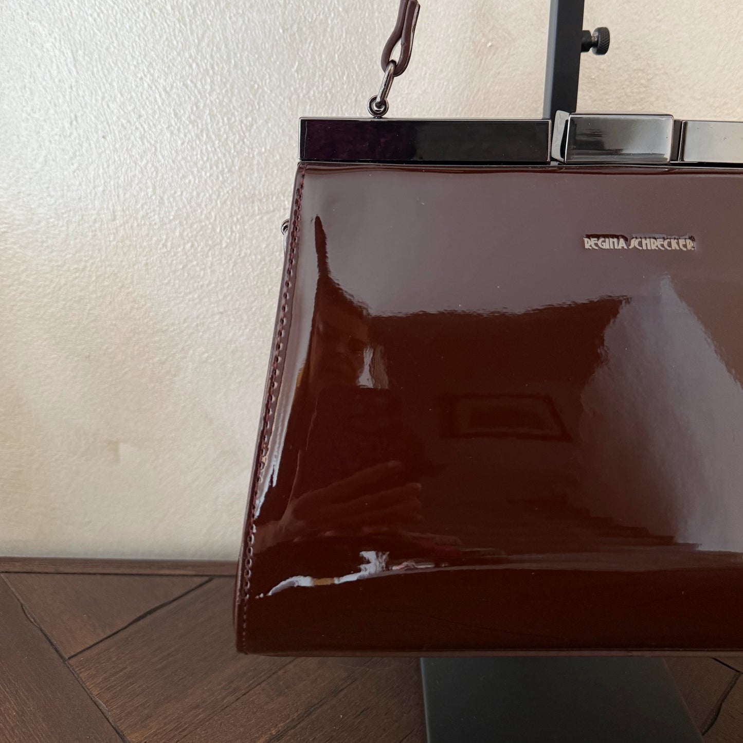 Bolso de Mano de Charol con Cierre Metálico