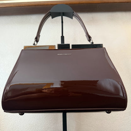 Bolso de Mano de Charol con Cierre Metálico