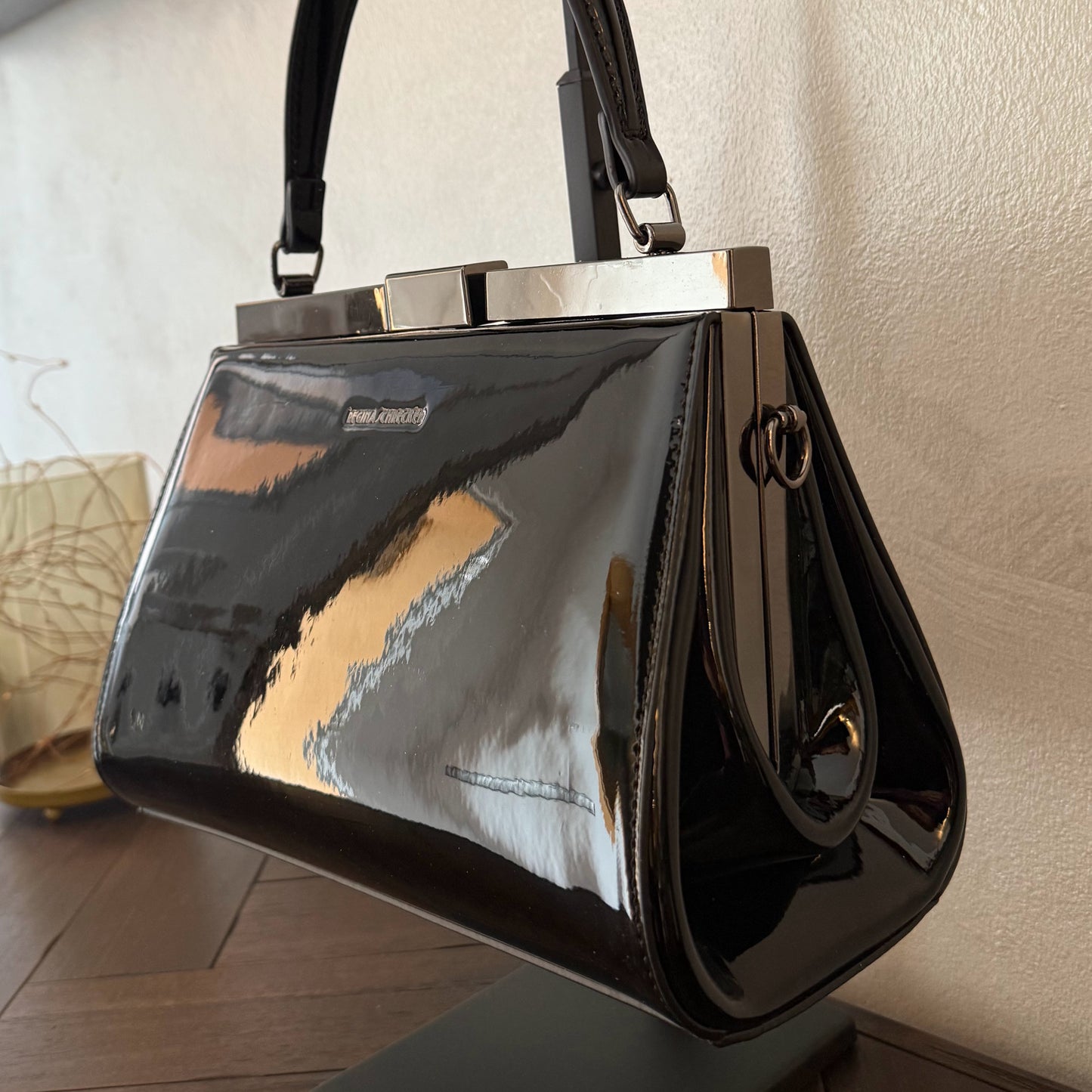 Bolso de Mano de Charol con Cierre Metálico