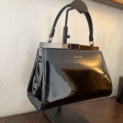 Bolso de Mano de Charol con Cierre Metálico