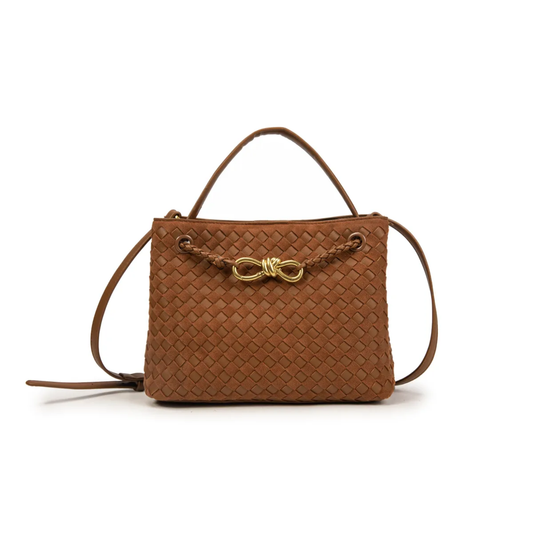 Bolso trenzado de ecopiel con asa de mano y larga, lazo metálico dorado