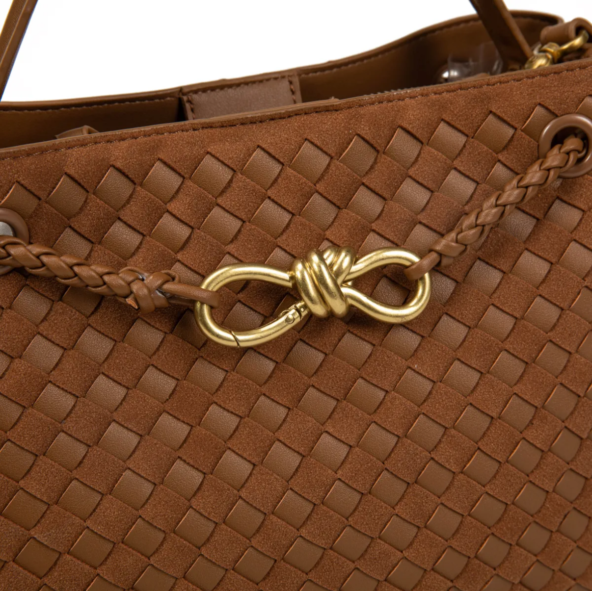 Bolso trenzado de ecopiel con asa de mano y larga, lazo metálico dorado