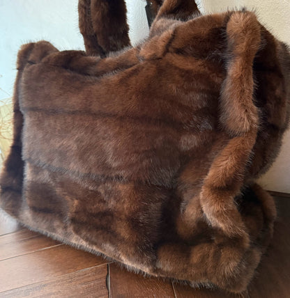 Bolso Shopper extra grande de pelo suave con asa corta y larga extreible.