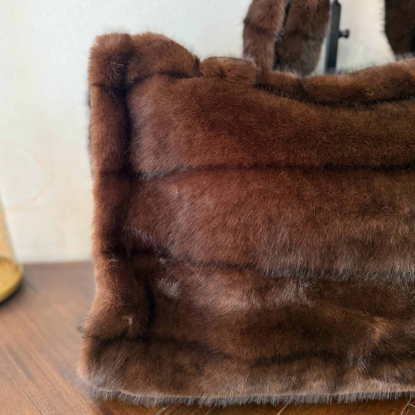 Bolso Shopper extra grande de pelo suave con asa corta y larga extreible.
