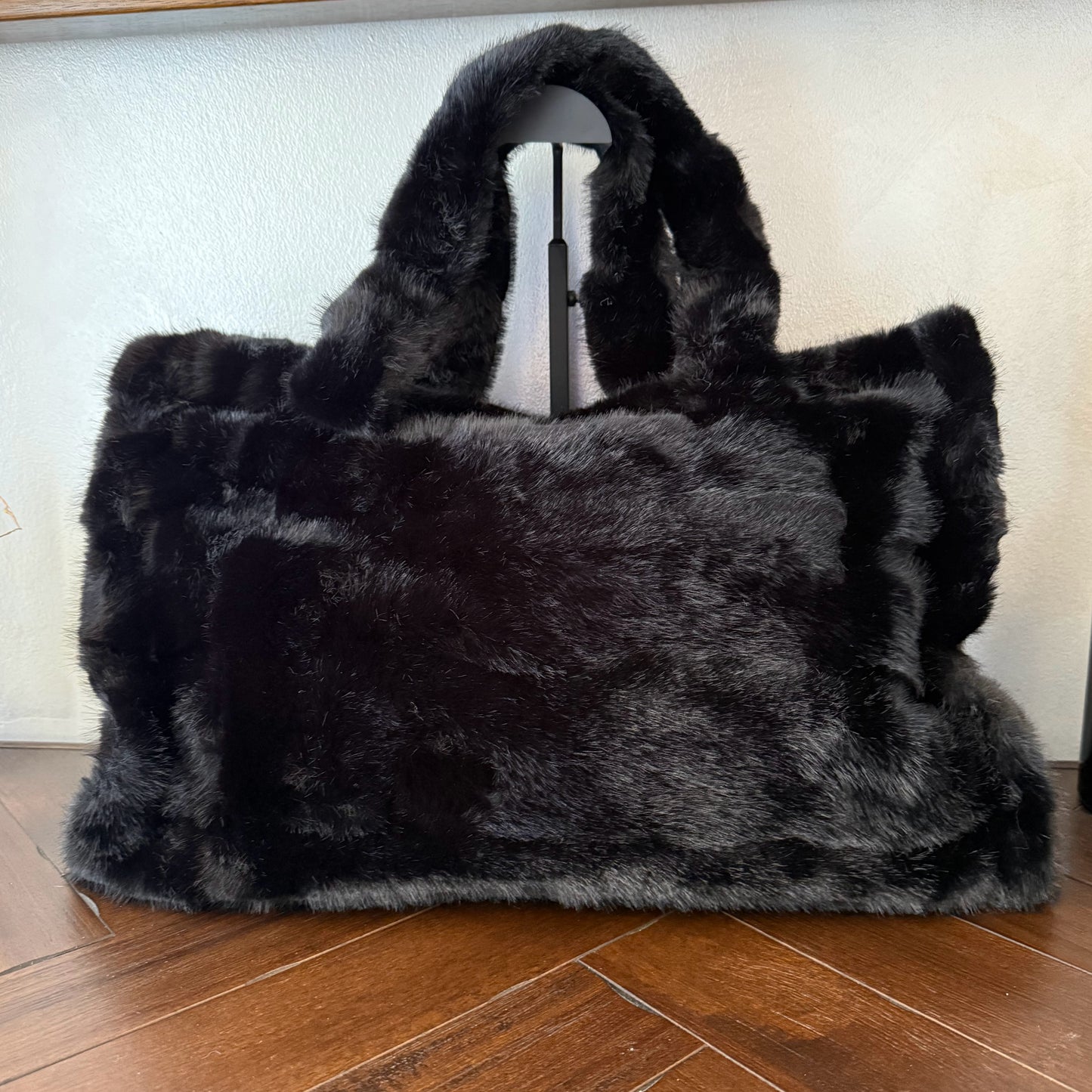 Bolso Shopper extra grande de pelo suave con asa corta y larga extreible.