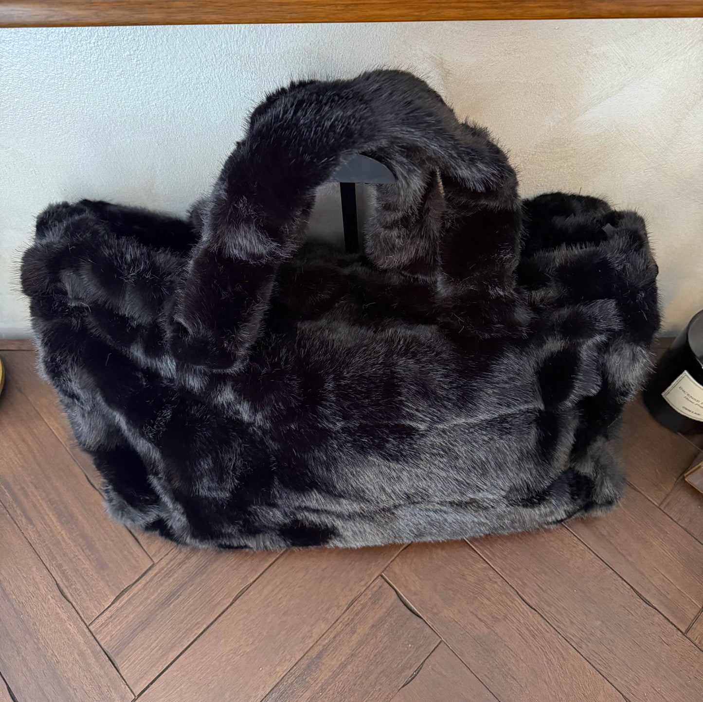 Bolso Shopper extra grande de pelo suave con asa corta y larga extreible.