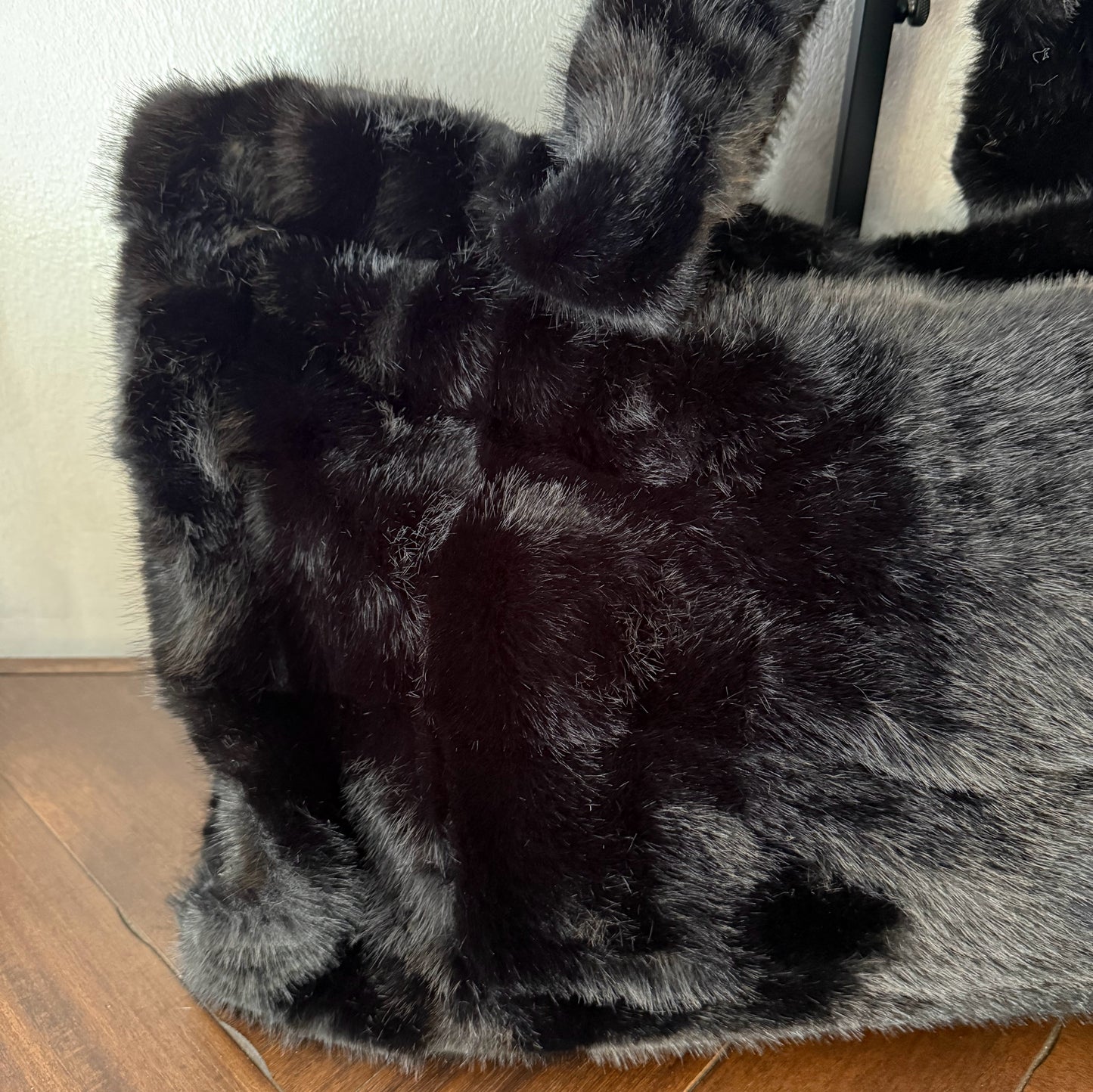 Bolso Shopper extra grande de pelo suave con asa corta y larga extreible.