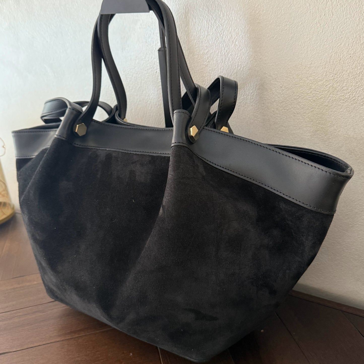 Bolso shopper de ante y asas cortas y largas de piel fabricado en Italia