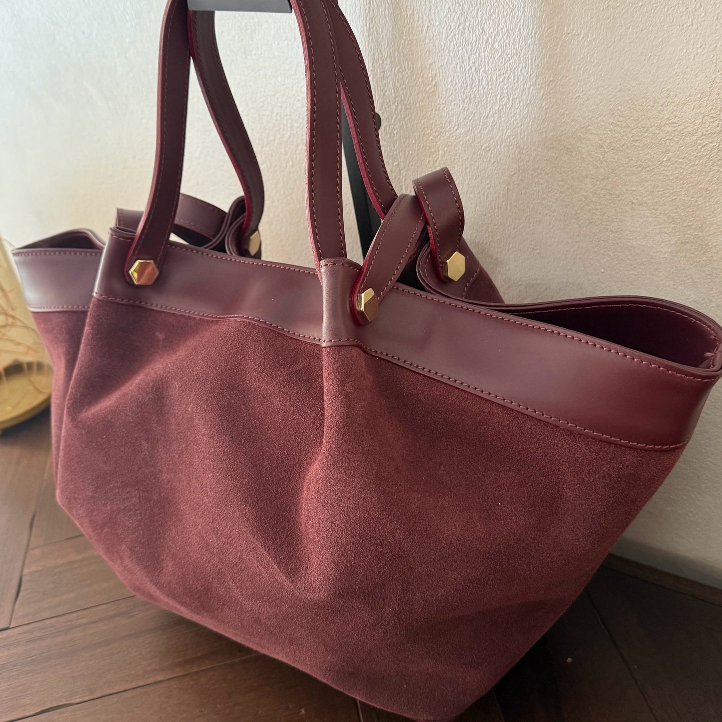Bolso shopper de ante y asas cortas y largas de piel fabricado en Italia