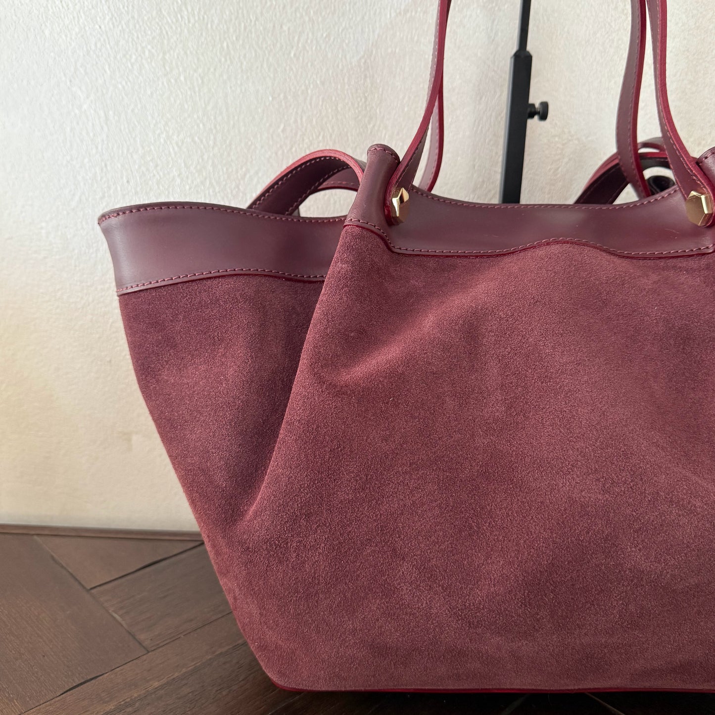 Bolso shopper de ante y asas cortas y largas de piel fabricado en Italia