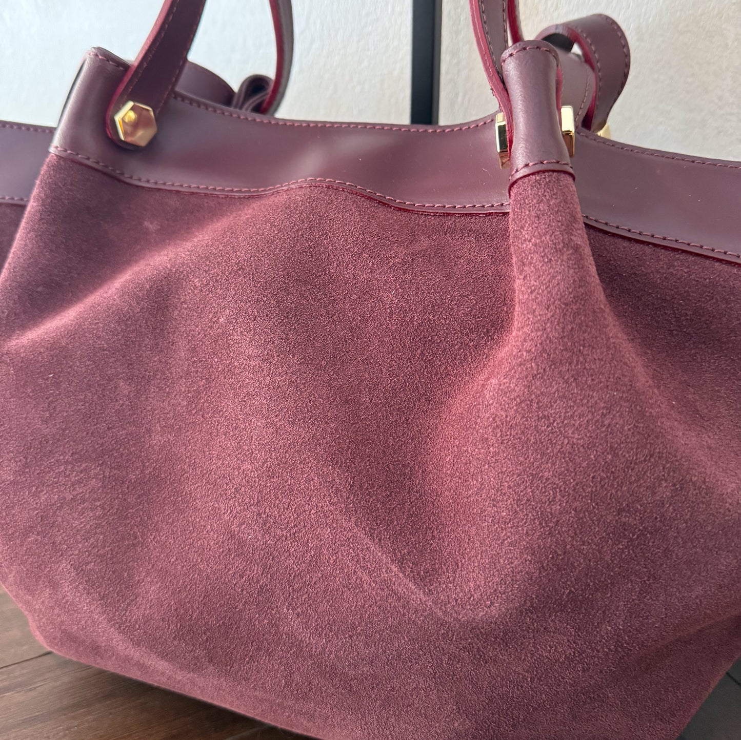 Bolso shopper de ante y asas cortas y largas de piel fabricado en Italia
