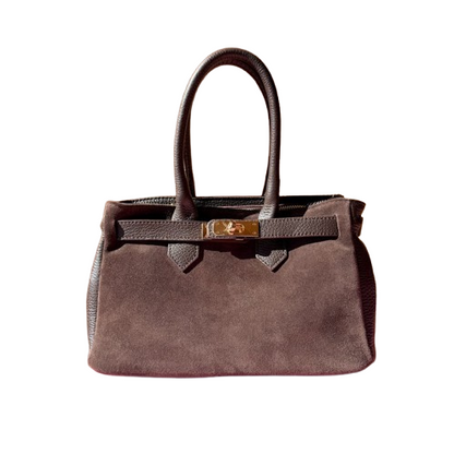 Bolso elegante de piel con cierre dorado.