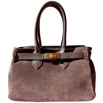 Bolso elegante de piel con cierre dorado.