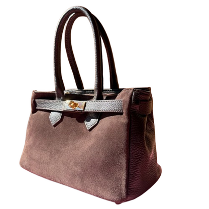 Bolso elegante de piel con cierre dorado.