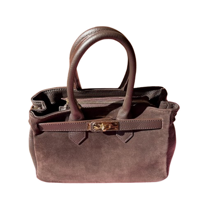 Bolso elegante de piel con cierre dorado.