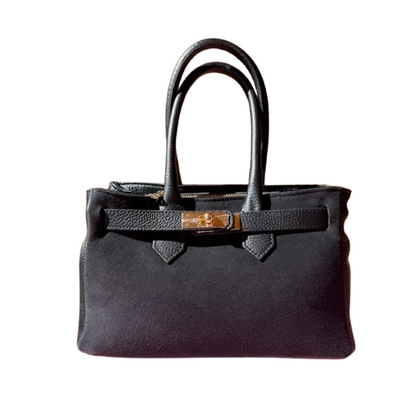 Bolso elegante de piel con cierre dorado.