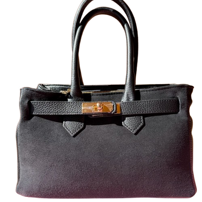 Bolso elegante de piel con cierre dorado.