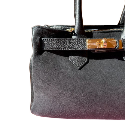 Bolso elegante de piel con cierre dorado.