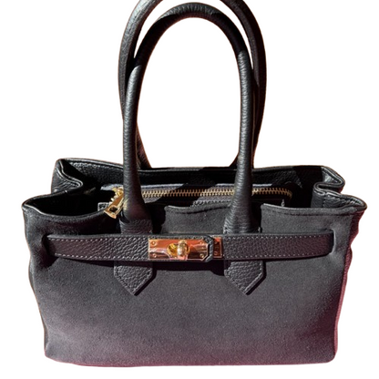 Bolso elegante de piel con cierre dorado.