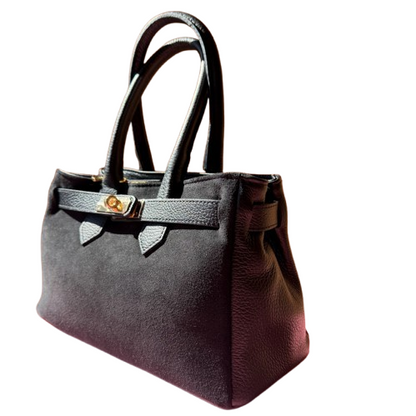 Bolso elegante de piel con cierre dorado.