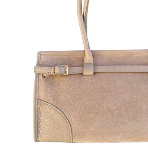 Bolso de piel de vacuno elegante con detalles de hebillas.
