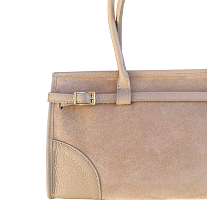 Bolso de piel de vacuno elegante con detalles de hebillas.