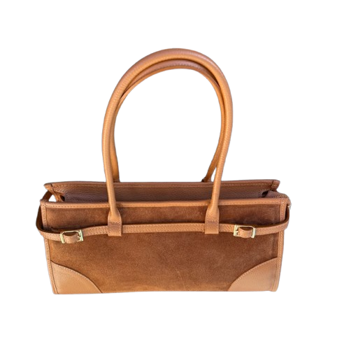 Bolso de piel de vacuno elegante con detalles de hebillas.