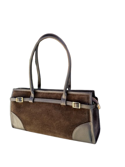 Bolso de piel de vacuno elegante con detalles de hebillas.