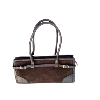 Bolso de piel de vacuno elegante con detalles de hebillas.