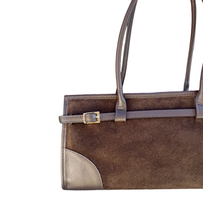 Bolso de piel de vacuno elegante con detalles de hebillas.