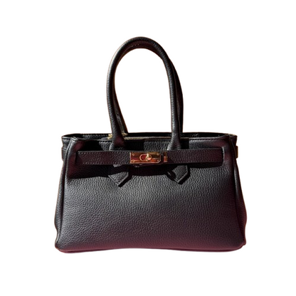 Bolso elegante de piel con cierre dorado.