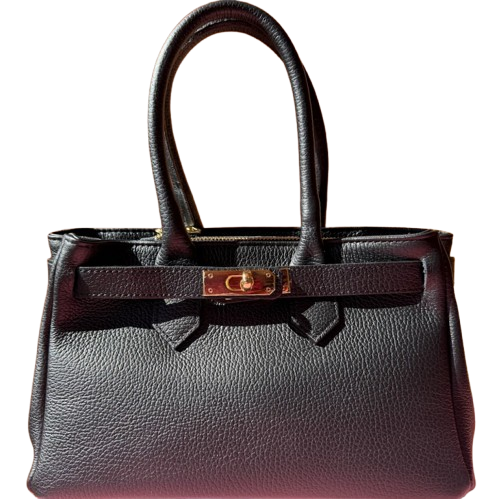 Bolso elegante de piel con cierre dorado.