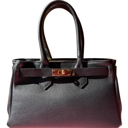 Bolso elegante de piel con cierre dorado.
