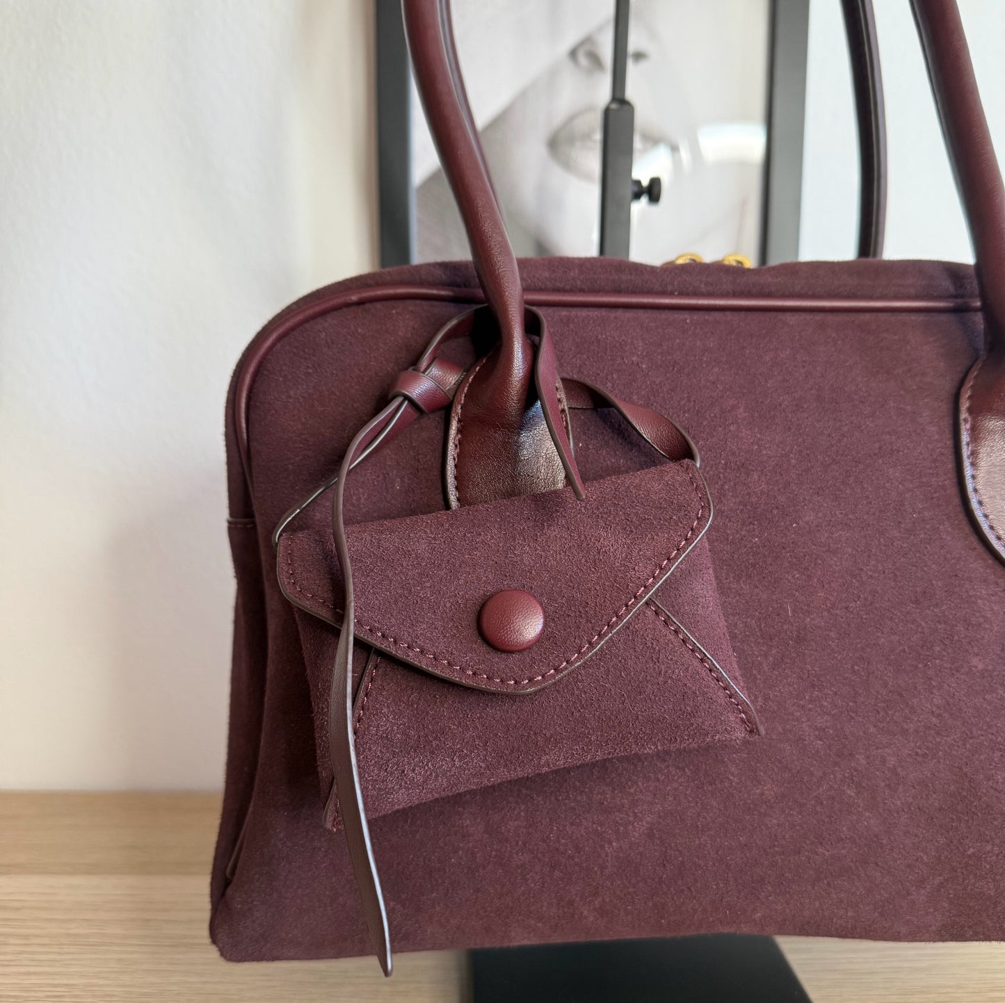Bolso efecto ante burdeos con mini monedero – elegante, espacioso y súper combinable.
