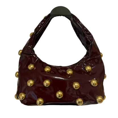 Bolso Hombro Efecto Charol con Tachuelas Doradas · Estilo Glam Rock
