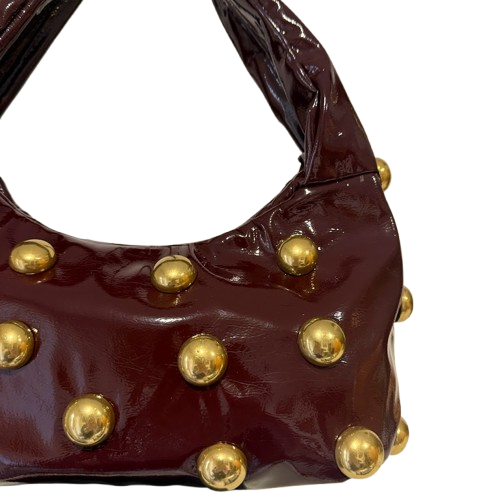 Bolso Hombro Efecto Charol con Tachuelas Doradas · Estilo Glam Rock