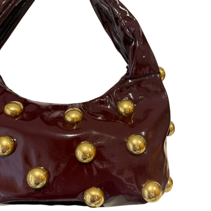 Bolso Hombro Efecto Charol con Tachuelas Doradas · Estilo Glam Rock